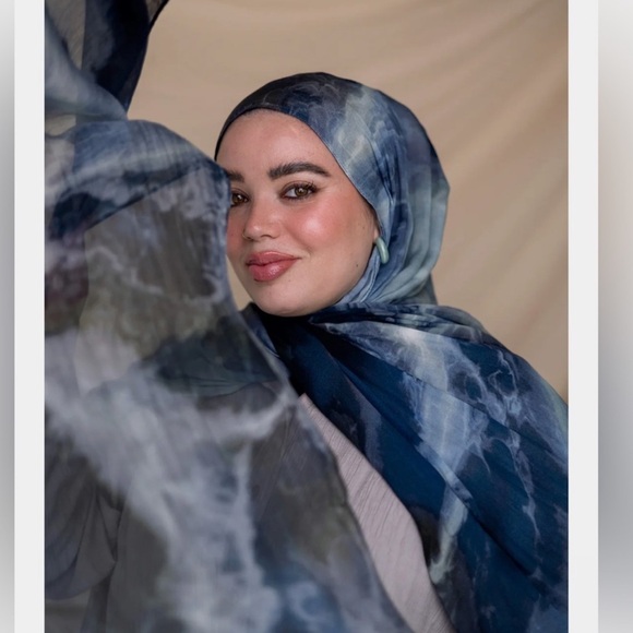 VELA NAVY MARBLE HIJAB - Picture 1 of 1